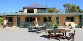 Отель Jurien Beachfront Holiday Units  Джуриен Бэй